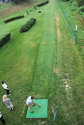 A man about to putt in a game of park golf on the Izarigawa Park Golf Range's Kawasemi Course in Kogane Kita, Eniwa, Hokkaido. - By Keith Blayney - Own work, CC BY-SA 3.0, https://commons.wikimedia.org/w/index.php?curid=26192034